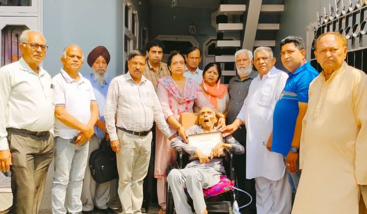 Madhu Bhardwaj sets an example by donating her body and husband Ashok Bhardwaj eyes - Sanjeev Arora